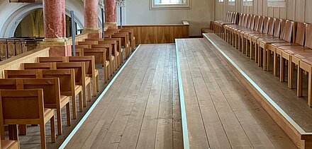 Langnachleuchtende Bodenmarkierung